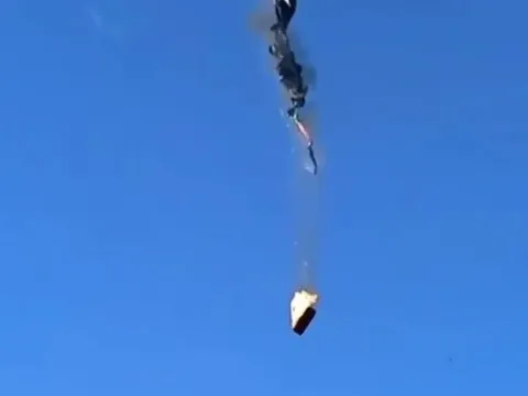 Kinh hãi khoảnh khắc khinh khí cầu bốc cháy dữ dội, lao thẳng xuống đất khiến 8 người thiệt mạng