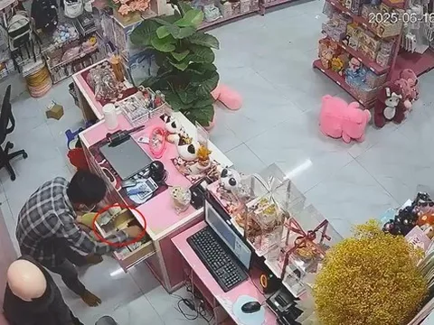 Camera "tố cáo" 2 đối tượng dùng dao khống chế, trói tay nữ nhân viên cửa hàng ở Bình Phước rồi cướp tiền, mặc nạn nhân van xin