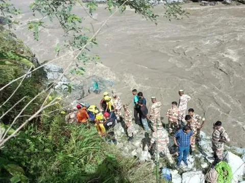 Nóng: Xe buýt rơi xuống sông, 2 người chết, 10 người mất tích