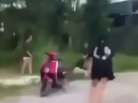 Vụ 2 nhóm nữ sinh ở Thanh Hóa vác dao chém nhau, 2 em nhập viện: Camera ghi lại 12 giây kinh hãi