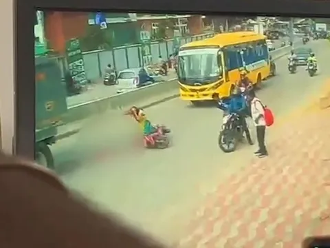 Chứng kiến con trai bị xe ben cán tử vong, người mẹ gào khóc thảm thiết giữa đường khiến ai cũng đau lòng