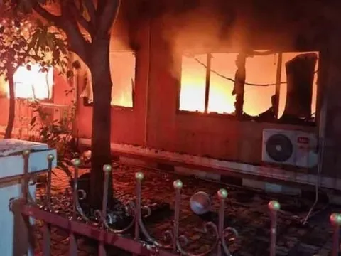 Cháy nhà lúc rạng sáng, con bất lực nhìn mẹ liệt giường thiệt mạng trong biển lửa