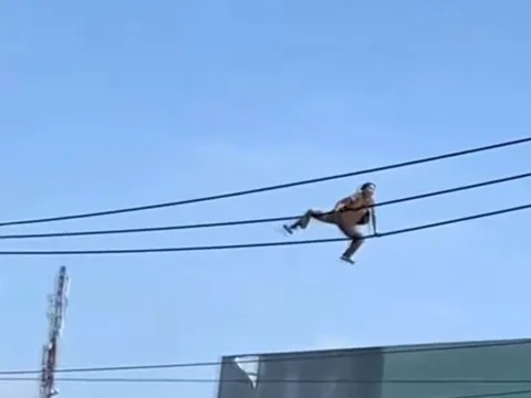 Vụ người phụ nữ bán vé số bò như "siêu nhân nhện" trên dây điện hạ thế ở TP.HCM: Camera tiết lộ khoảnh khắc thót tim