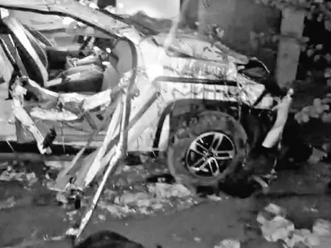 Xe đón dâu gặp nạn kinh hoàng: Chú rể cùng 4 người thiệt mạng khi ô tô đâm vào tường