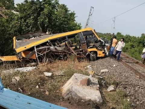 Xe buýt trường học bị tàu hỏa đâm trúng, 2 học sinh tử vong: Hiện trường đau buồn và nguyên nhân ban đầu