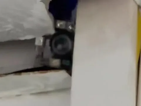 Cô gái trẻ kinh hãi phát hiện camera quay lén trong căn hộ mới thuê, góc quay hướng thẳng vào giường ngủ