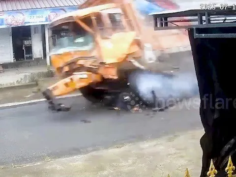 Camera an ninh ghi cảnh xe trộn xi măng mất lái, "nổi điên" trên đường, 4 người thiệt mạng