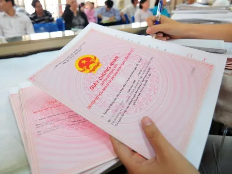 Lưu ý khi sang tên sổ đỏ năm 2025: Có thể bị phạt tới 25 triệu đồng nếu mắc sai lầm chủ quan này