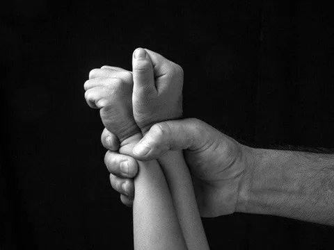 Phát hiện con gái 12 tuổi bị xâm hại, mẹ lập tức đến công an trình báo, tố cáo "yêu râu xanh"