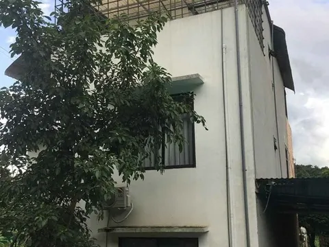 Bé trai 4 tuổi bị ngã từ cửa sổ tầng 2 khách sạn khi đi du lịch: Hiện trường có gì