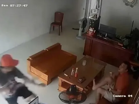 Đang ngồi hút thuốc trong nhà, người đàn ông bị chém đứt rời tay: Trích xuất camera, phát hiện tình tiết quan trọng