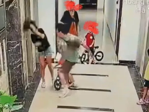 Vụ clip người đàn ông xăm trổ hành hung dã man cô gái trẻ ở sảnh chung cư Hà Nội: Camera ghi lại khoảnh khắc kinh hãi, công an vào cuộc