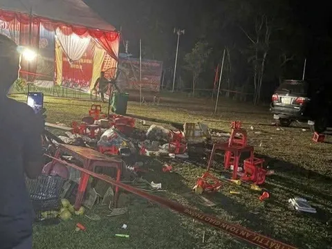 Hiện trường vụ ô tô lùi trúng nhóm trẻ ở nhà văn hóa, 1 bé 6 tuổi tử vong, 7 bé bị thương: Tài xế là nam giới, hình ảnh hiện trường đau xót