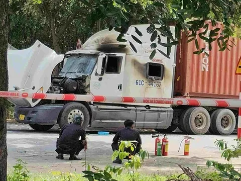 Kinh hãi phát hiện thi thể người đàn ông trong cabin xe container cháy xém: Nạn nhân chặn xe, đâm đôi nam nữ rồi tự thiêu