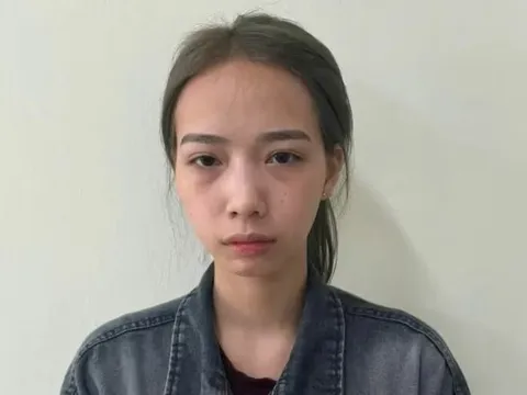 Vụ vợ trẻ dùng dao đâm chồng tử vong ở Phú Thọ: Hàng xóm cung cấp chi tiết "đặc biệt", nghi phạm chụp ảnh ngồi khóc đăng Facebook