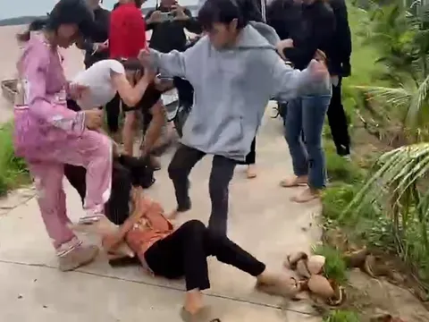 Vụ nữ sinh lớp 7 bị đánh hội đồng dã man ở Vĩnh Long: 1 phút 15 giây kinh hãi, hé lộ nguyên nhân rùng mình