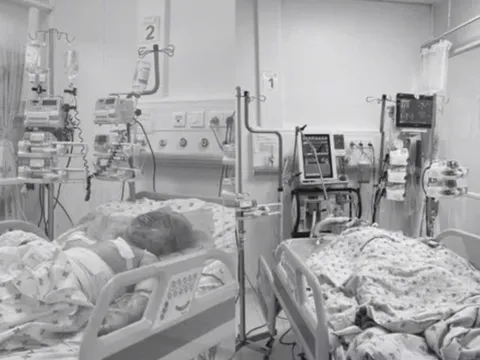 Nghi án cha phóng hỏa phòng trọ, hai con nhỏ nguy kịch: Kinh hãi hiện trường, 2 cháu bé quần áo bị cháy, cơ thể toàn màu đen đã bất tỉnh