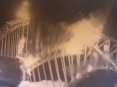 Kinh hãi khoảnh khắc sập cầu ở Trung Quốc, khiến ít nhất 12 người thiệt mạng