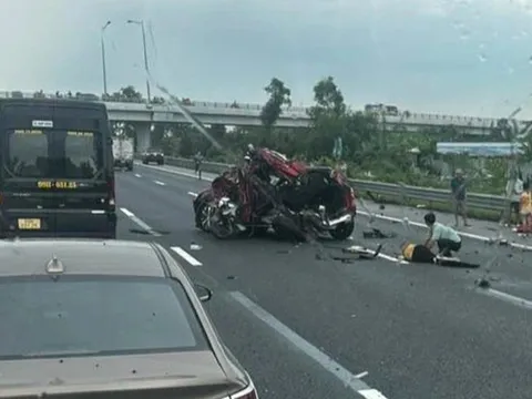 Tai nạn giao thông trên cao tốc Hà Nội- Hải Phòng, xe ô tô con bị "vò nát", người văng xuống đường: Nhân chứng tiết lộ khoảnh khắc kinh hoàng