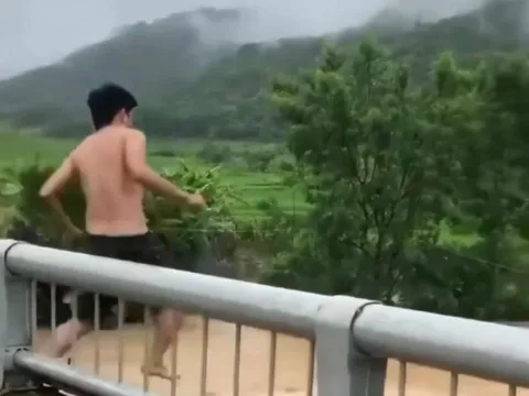 Clip thanh niên nhảy xuống dòng nước lũ chảy xiết, mất tích, bất ngờ trước thái độ dửng dưng của nhiều người