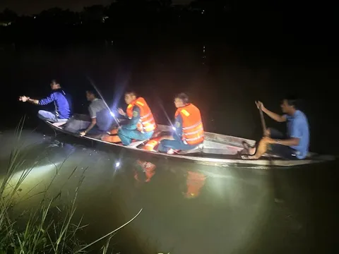 Tìm kiếm bé gái 3 tuổi nghi mất tích trên sông: Bàng hoàng phát hiện con heo nhựa trôi sông