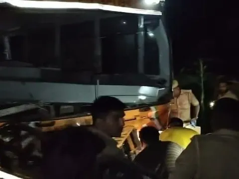 Tai nạn kinh hoàng: Xe buýt đâm xe bồn, 4 người thiệt mạng