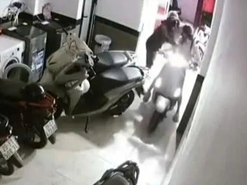 Vụ cô gái bị sàm sỡ, trộm túi xách tại chung cư mini ở Hà Nội: Camera tiết lộ "bộ mặt" của "kẻ biến thái"
