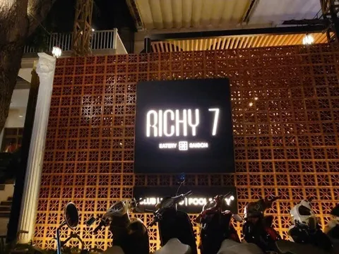 Lật tẩy "bí mật động trời" trong nhà hàng nổi tiếng ở TP.HCM: Nữ tiếp viên bán dâm giá 8 triệu đồng/lần, thu giữ 756 bình N2O