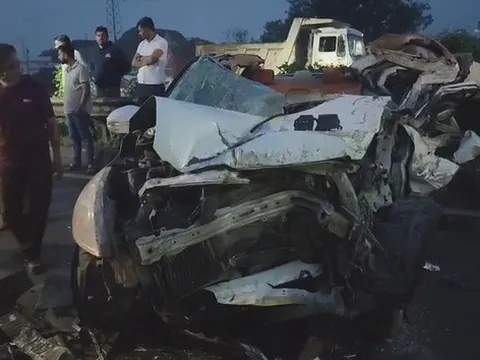 2 sinh viên tử vong khi ô tô đâm vào đuôi xe tải trên cao tốc: Danh tính nạn nhân, camera ghi cảnh phương tiện bị vò nát
