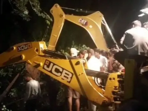 Xe ô tô bất ngờ lao xuống giếng, 4 người thiệt mạng: Nguyên nhân ban đầu đau đớn, sợi dây thừng giúp cứu 3 người