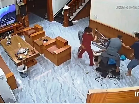 Đang ngồi trong nhà, người đàn ông ở Ninh Bình bất ngờ bị đánh gục tại chỗ: Camera ghi lại cảnh kinh hoàng