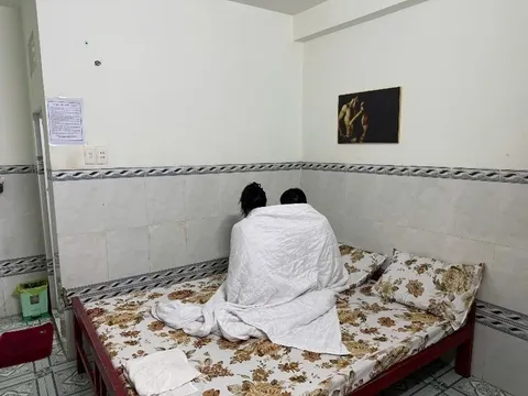 Bắt quả tang 2 chân dài "đi khách" giá 400.000 đồng: Kiểm tra các phòng nghỉ, phát hiện thêm "bí mật động trời"