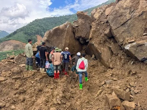 Vụ ô tô chở 3 người mất tích bí ẩn ở Lào Cai: Tìm thấy chiếc xe dưới đống đất đá, hiện trường "ngoài sức tưởng tượng"