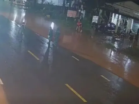 Vụ chủ tịch xã bị ô tô 7 chỗ tông tử vong: Camera ghi lại giây phút kinh hoàng và chuyển động "bất thường" của chiếc xe