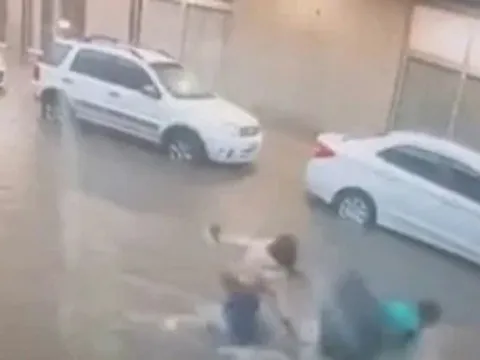 Lội nước để đến lớp học, nữ sinh 17 tuổi bị điện giật tử vong thương tâm: Camera ghi lại giây phút cuối cùng ám ảnh