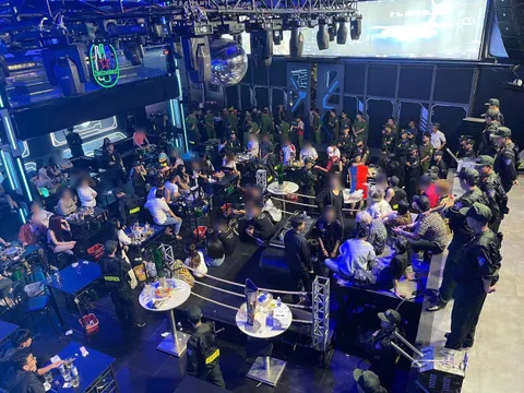 Cảnh sát đột kích quán bar, karaoke ở Cần Thơ, phát hiện 16 "dân chơi" dương tính ma túy