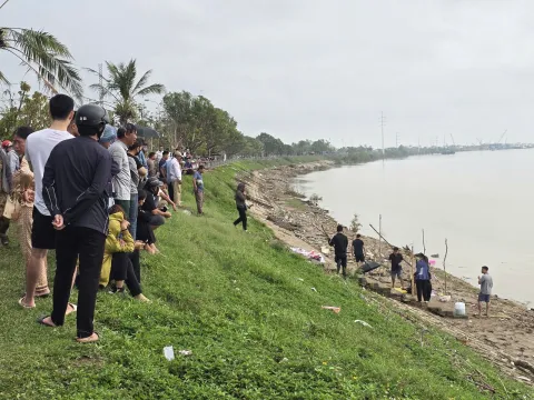 Vụ bố ôm 2 con gái nhảy cầu Bến Thủy ở Nghệ An: Thi thể người bố được tìm thấy ở đâu?