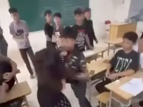 Vụ clip nam sinh lớp 10 đánh bạn gái trong lớp ở Nghệ An, nhóm bạn reo hò cổ vũ: Hiệu trưởng tiết lộ nguyên nhân ban đầu
