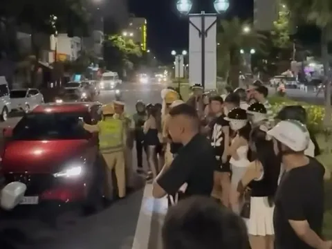 Vụ nữ tài xế "phớt lờ" hiệu lệnh CSGT, hút bóng cười ngay trên ô tô: Khai mua "hàng cấm" với giá 4 triệu đồng