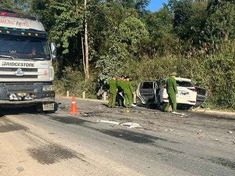 Ô tô 7 chỗ "đấu đầu" xe tải, 4 người tử vong ở Lạng Sơn: Camera ghi lại khoảnh khắc va chạm đáng sợ