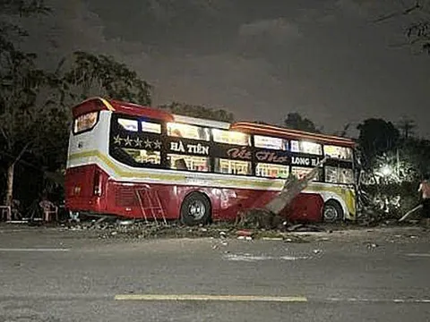 Camera ghi khoảnh khắc xe khách giường nằm bất ngờ lao lề trái tông 2 người tử vong, 1 người bị thương, tiết lộ kết quả nồng độ cồn, ma túy của tài xế