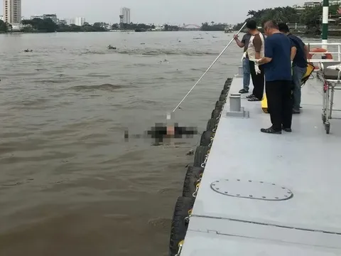 Phát hiện thi thể nam giới trôi sông Sài Gòn: Tóc ngắn bạc, tay đeo nhẫn và vòng màu trắng