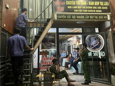 Bắt quả tang 3 đôi nam nữ "vui vẻ" trong quán karaoke ở Hà Nội, lộ danh tính "tú bà"