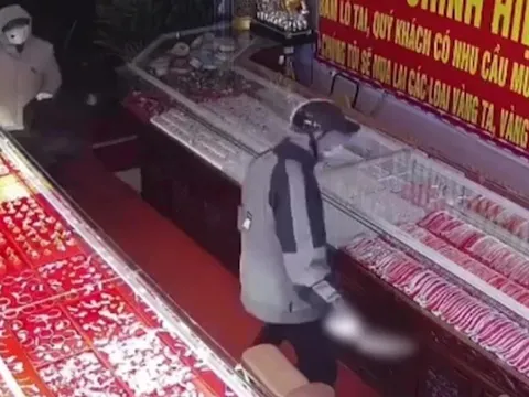 Truy bắt 2 nghi phạm bất ngờ xông vào cướp tiệm vàng ở Ninh Bình