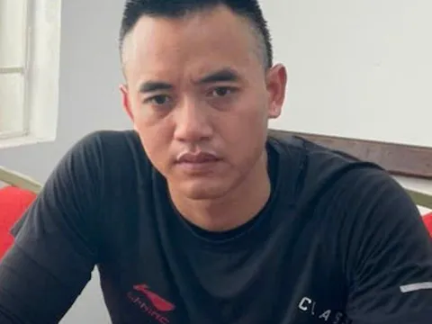 Lộ chân tướng tài xế tạt đầu xe máy khiến 3 người suýt ngã vào gầm ô tô tải ở Hà Nội