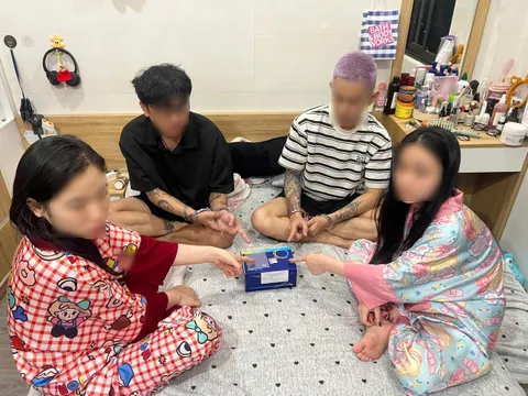 Bắt quả tang 2 cặp đôi nam nữ làm "chuyện động trời" trong phòng ngủ