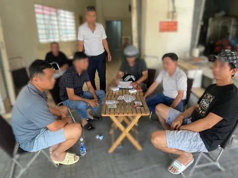 Bắt quả tang 4 người đàn ông "làm chuyện xấu hổ" tại quán cà phê, hiện trường có 52 lá bài tây