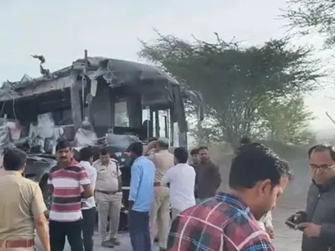 Tai nạn kinh hoàng giữa xe buýt và xe tải: 5 người chết, nhiều người bị thương