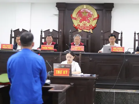 Ẩn nấp ném đá tình địch, kéo ra suối “kết liễu”, người đàn ông lĩnh 13 năm tù