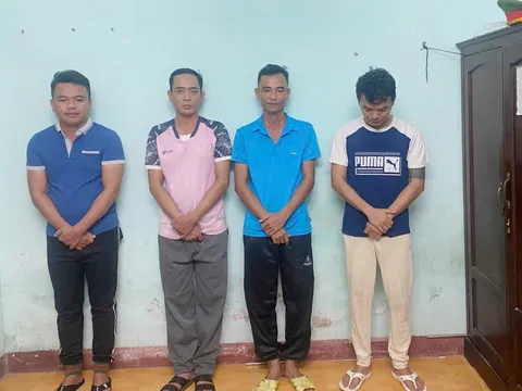 Bắt quả tang 5 đối tượng chơi trò "đỏ đen" trong quán tạp hoá